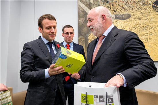 "Made in Skolkovo" написано на подарке, который Президент Фонда Виктор Вексельберг вручил министру экономики Франции. Фото Sk.ru