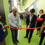 Skoltech President Alexander Kuleshov and Professor Albert Nasibulin cutting the ribbon.