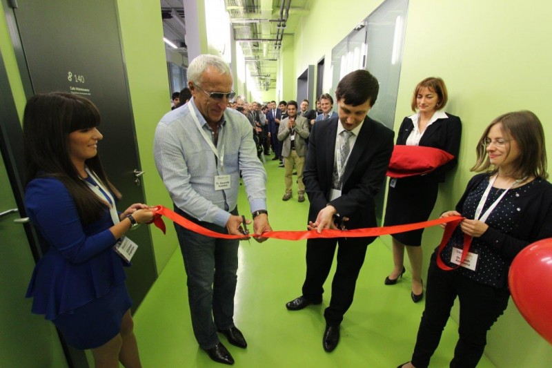 Skoltech President Alexander Kuleshov and Professor Albert Nasibulin cutting the ribbon.