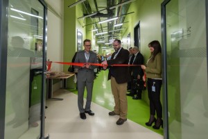 Prof. Bialek and Prof. Alexander Ustinov, Associate Director of the Skoltech Center for Energy Systems, cut the ribbon of the new Smart Grids Lab.