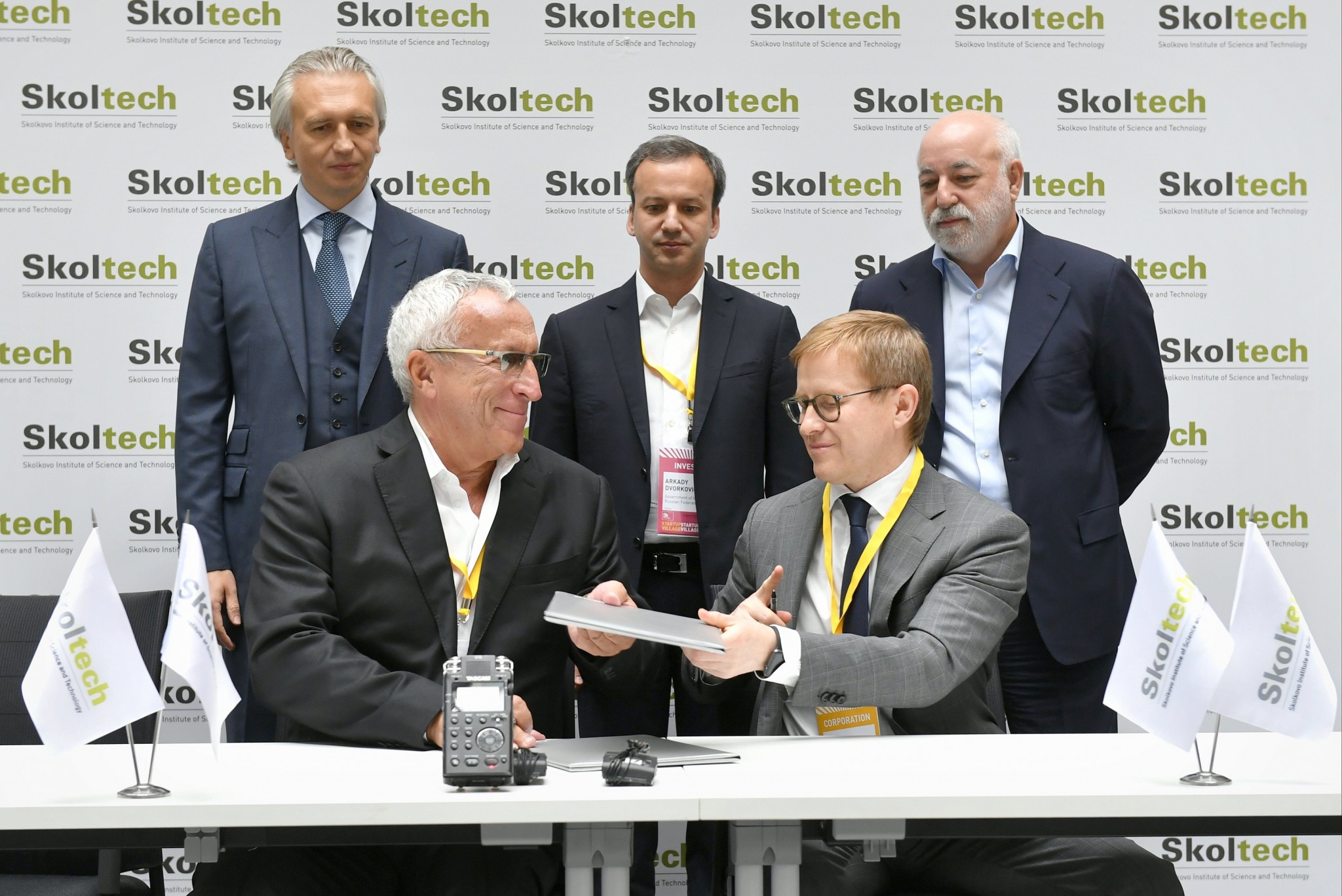 Skoltech President Alexander Kuleshov (bottom left) and Gazprom Neft First Deputy CEO Vadim Yakovlev (bottom right) sign a cooperation agreement as Gazprom Neft CEO Alexander Dyukov, Russian Deputy Prime Minister Arkady Dvorkovich and Skolkovo Foundation President Victor Vekselberg (top left to right) look on during the Startup Village.