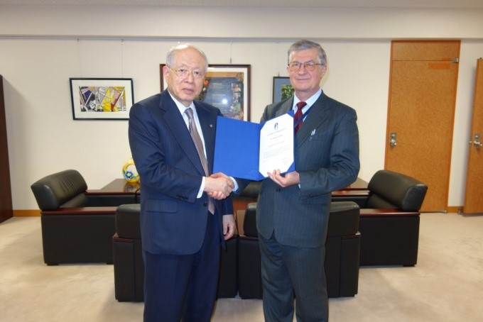 Cichocki (left) accepts a scientific achievement award from Nobel laureate and former RIKEN president Ryōji Noyori