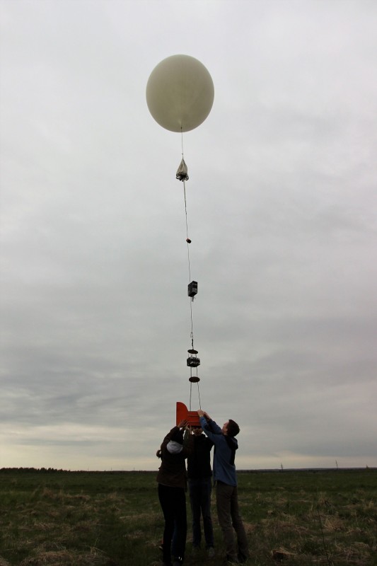 A team of Skoltech students prepare to release a stratospheric balloon. Photo: Skoltech.