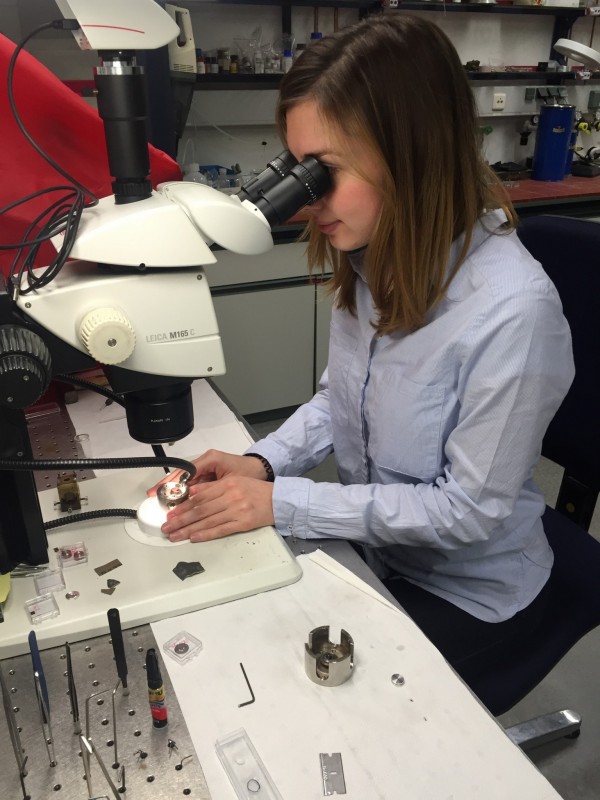 Ismailova working with a microscope at the Bavarian Geological Institute in Bayreuth, Germany. Photo: Leyla Ismailovo // Skoltech.