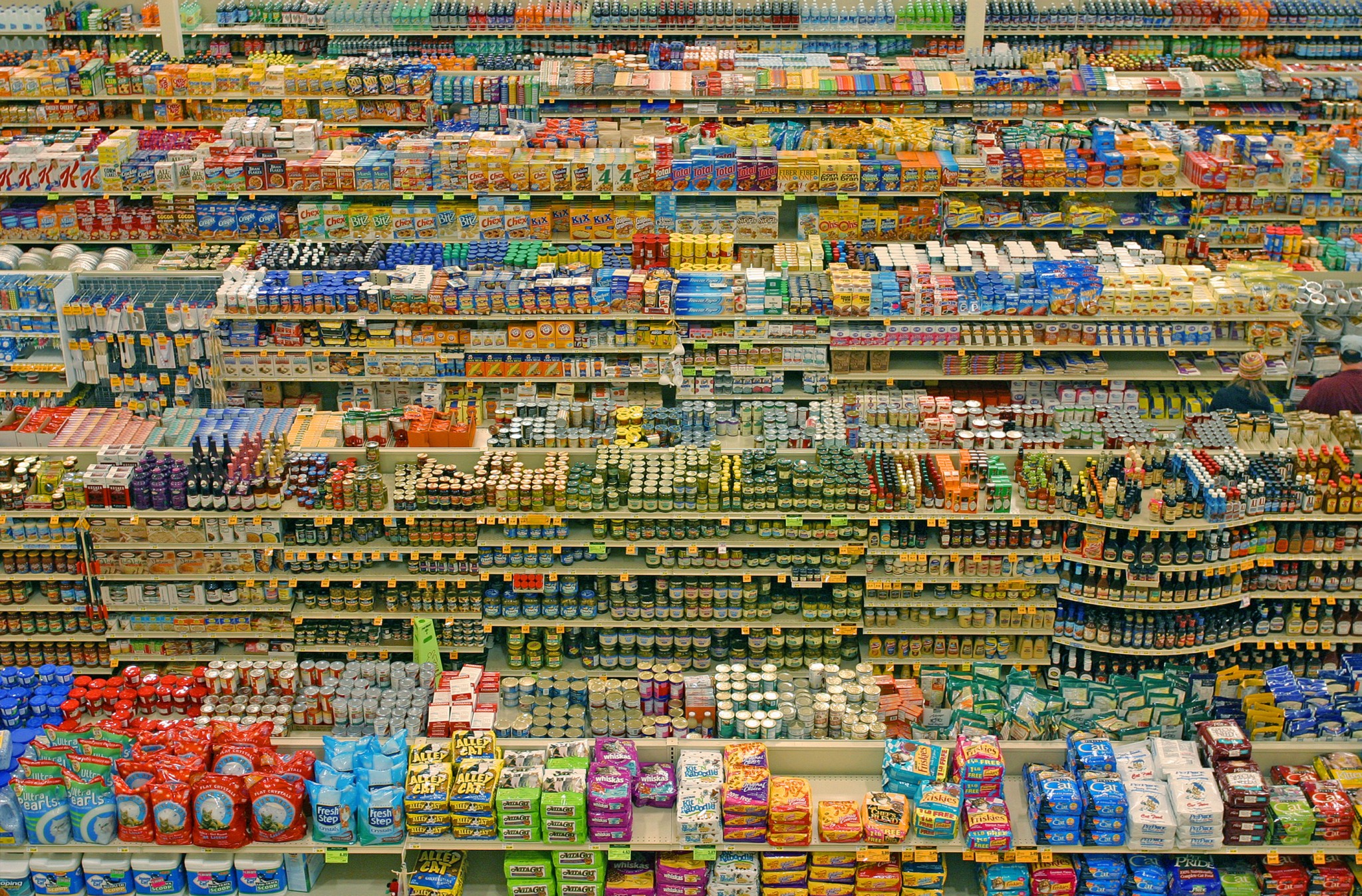 The shelves of a hypermarket. Photo: Lyza // Flickr CC BY-SA 2.0
