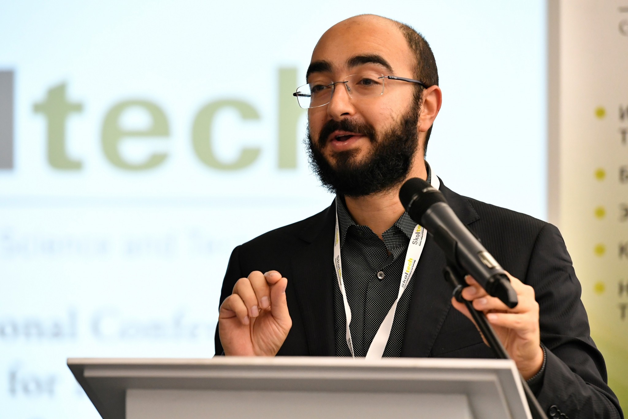 Professor Aldo Bischi delivers a lecture. Photo: Skoltech.