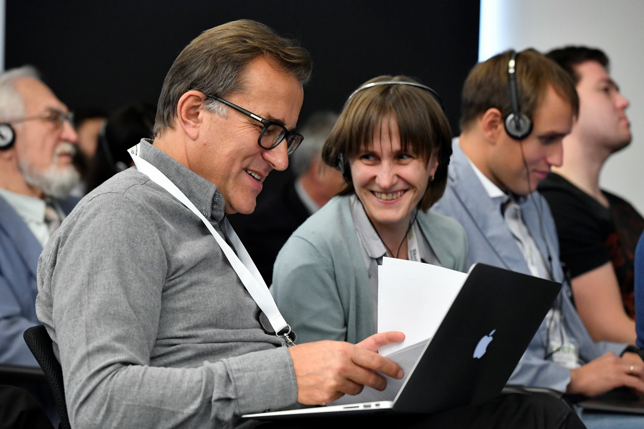 Professor Janusz Bialek chats with speaker Tatiana Vaskovskaya of Trading System Administrator in Russia during a break. Photo: Skoltech.