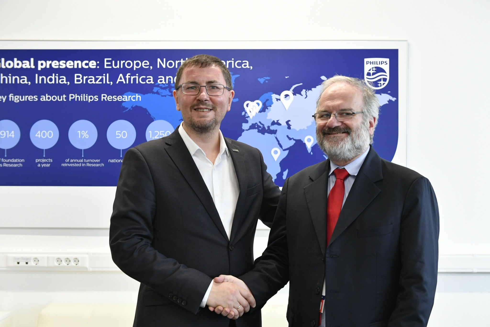 Skoltech Professor Maxim Fedorov with Dr. Hans-Aloys Wischmann, Innovation Program Manager for Philips Research, who is responsible for the Philips-RUS lab, pictured during the event where they announced the Big Health partnership. Photo: Skoltech.