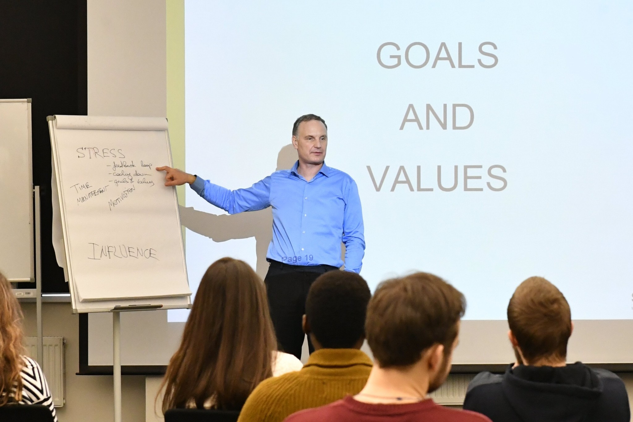 Kulish guides his students through an exercise aimed at identifying their goals and values. Photo: Skoltech.