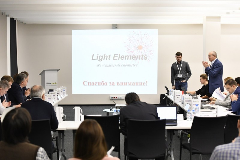 UMNIK grant winner Alexander Kvashnin presents his idea to the jury. Photo: Skoltech.