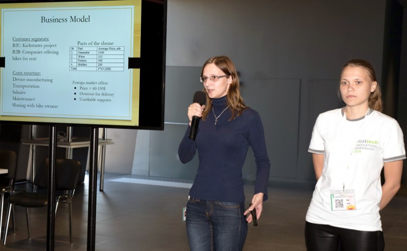 During their Innovation Workshop’s presentation to mentors, the “Ride and charge” team presents the business model assessments based on initial market evaluations. Photo: Timur Sabirov / Skoltech