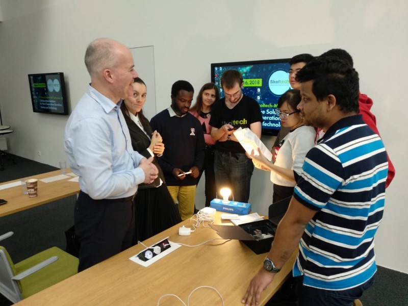Image: Signify representatives, Dr. Kars-Michiel Lenssen and Elina Dayanova, offer feedback to Skoltech students.