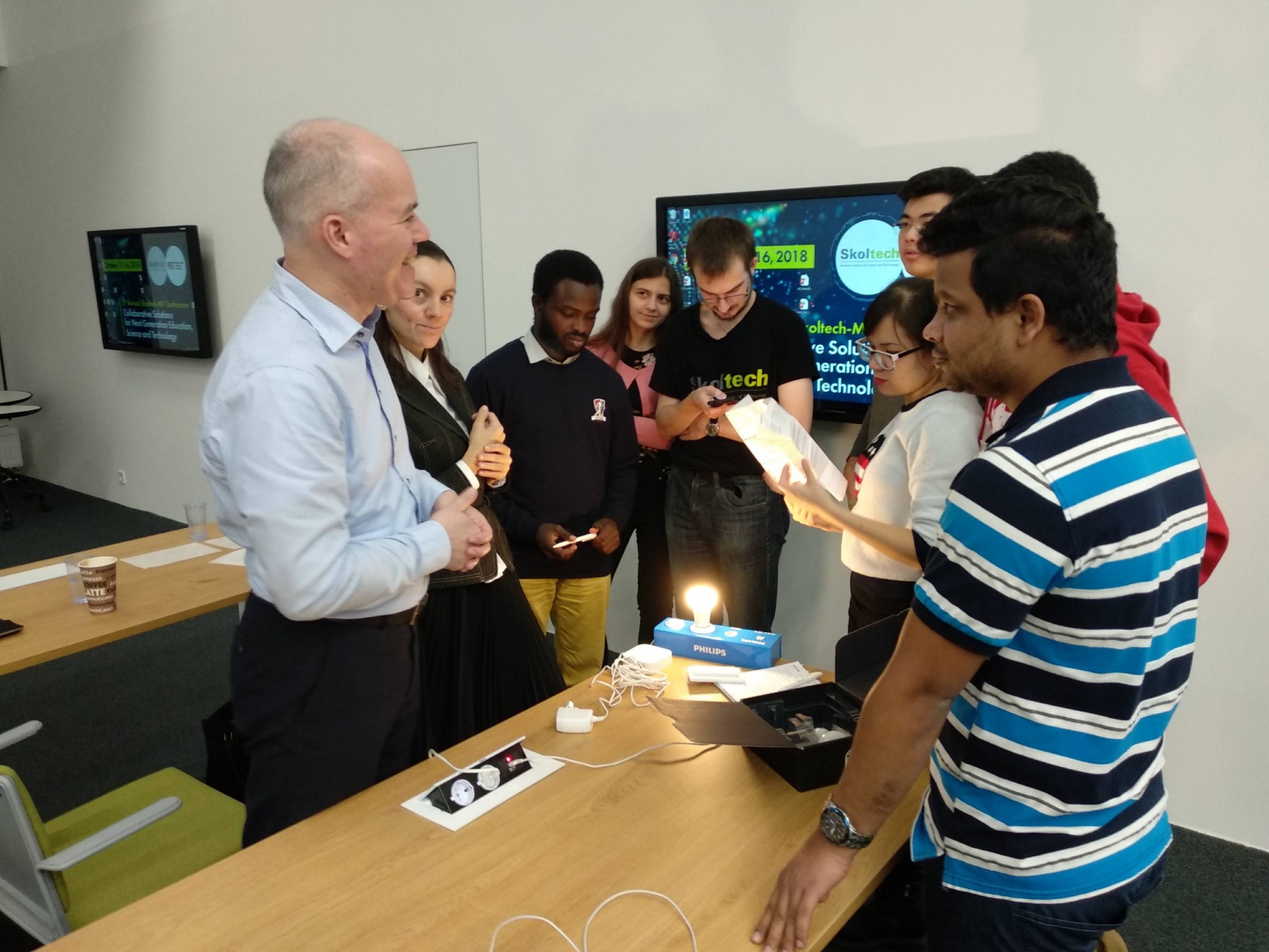 Image: Signify representatives, Dr. Kars-Michiel Lenssen and Elina Dayanova, offer feedback to Skoltech students.