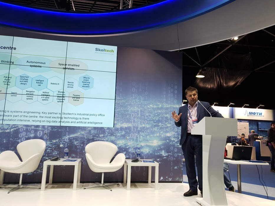 Директор Космического центра Сколтеха Антон Иванов на МАКС 2019.