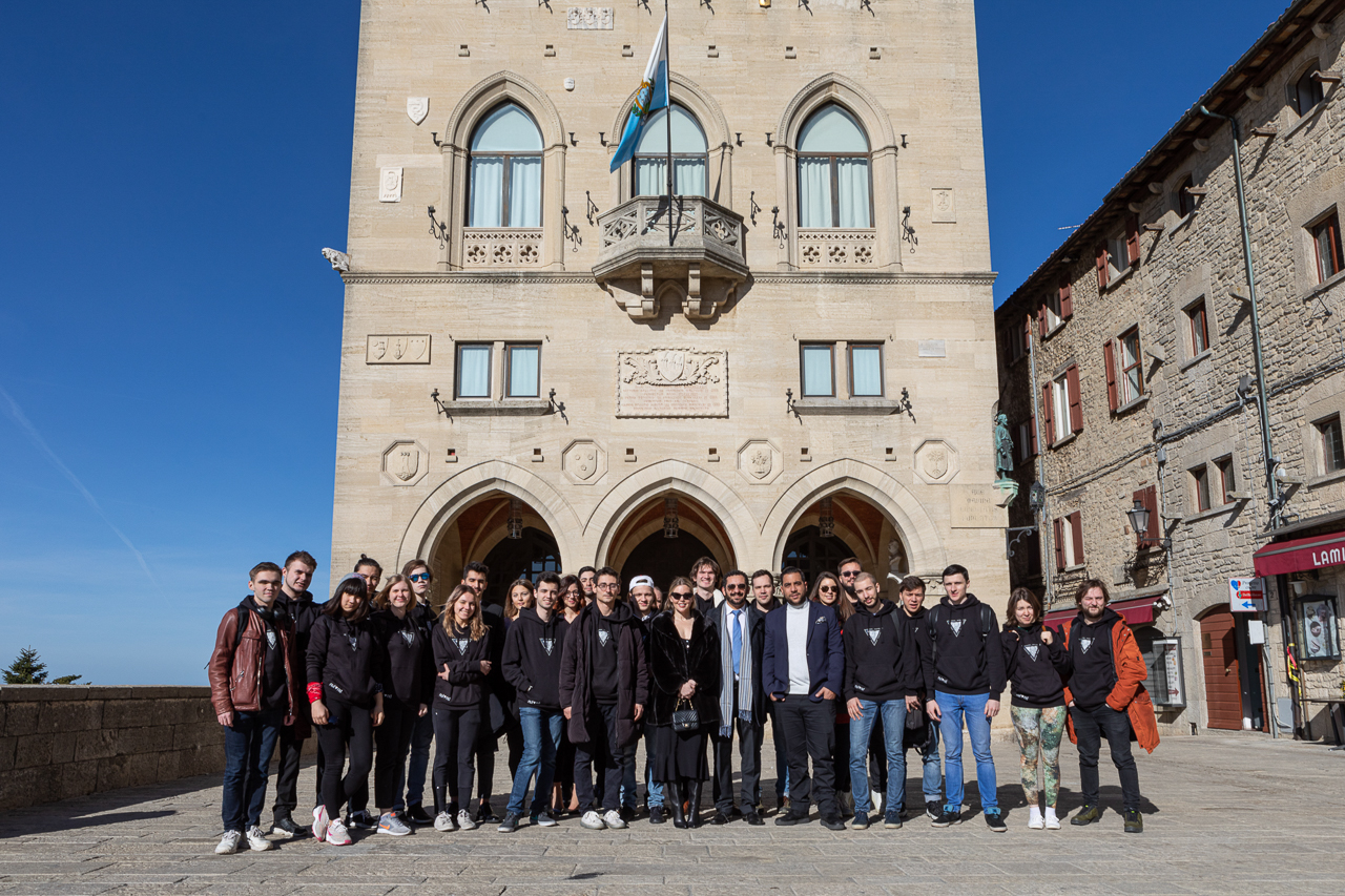 Group photo at Piazza della Libertà, students + Nuland team + investors from the US, just before visiting the Captains Regent (two presidents of the Republic of San Marino)