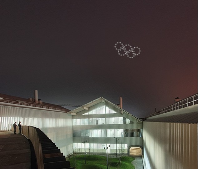 Изображение. Так мог бы выглядеть с точки зрения наблюдателя на кампусе Сколтеха пиксельный рисунок, сгенерированный формацией светоотражающих спутников на орбите. Источник: Шамиль Биктимиров/Сколтех