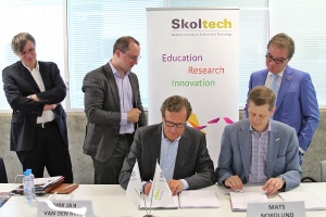 Signing of contracts for partnership of Composites CREI between Skoltech CREIs and Delft TU (from right): Zafer Gürdal, Director of the Skoltech Center for Composites; Mats Nordlund, Skoltech’s Vice-President for Research; Dirk Jan van den Berg, The President of TU Delft
