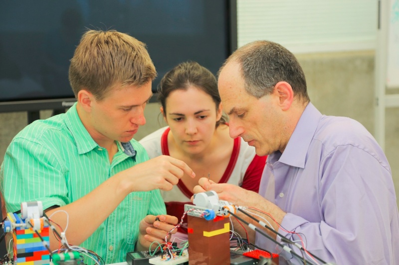 Designing and building a robotic arm. Professor Jacob White of MIT mentroing Skoltech Students