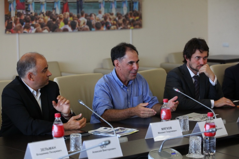 Edward Crawley, Skoltech's President (center) and Mikhail G. Myagkov, VP for Academic Affairs and International relations (left), discuss cooperation with representatives of FEFU (Far Eastern Federal  University), in Vladivostok.