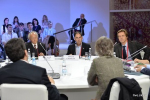 Round table discussion at the Open Innovations Forum in Moscow on 'Models of disruption in education'. Skoltech president Edward Crawley: "Education is undergoing a dynamic change: new players, technologies, markets, and a greater access to and excess of information. But where there are challenges, there are always opportunities."