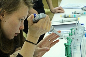 The molecular biology Skoltehc course is modeled after a hands-on experience designed by Cold Spring Harbor lab in the US.