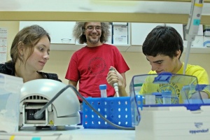 Professor Konstantin Severinov with biomedicine technology students at  the Institute of Gene Biology, Msocow. Skoltech and the IGB finalized an agreement to create a "basic cafedra" - a unit combining fundamental studies and hands-on experiences and similar to a department in western research institutes.