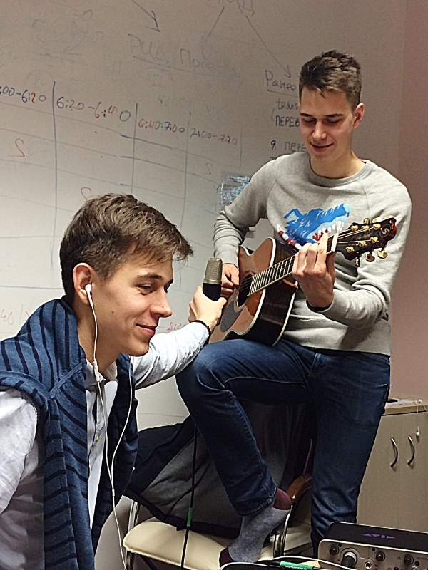 Skoltech students and brothers Bogdan and Artur Uzbekov demonstrate sound recording as part of the Music Production course. Photos courtesy of course instructor Brendan Smith