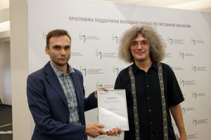 Prof. Konstantin Severinov, Director of Skoltech Center for Data Intensive Biomedicine and Biotechnology gives the diploma to Sergei Ryazansky.