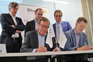 Signing the Composites Center (ASPEM) cooperation contract between Skoltech CREIs and Delft TU, in July 2014. Collaboration with international and Russian  partner institutions is a key to the CREIs' success. 